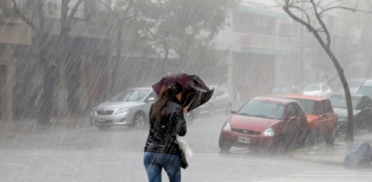 El Servicio Meterológico Nacional emitió una alerta por tormentas que alcanza los 135 municipios de la provincia de Buenos Aires, enterate qué medidas tomar.