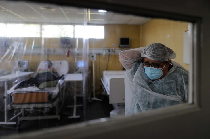 Debido a la falta de personal de salud, el ministerio de Salud revisó los protocolos en torno a la cuarentena por covid.