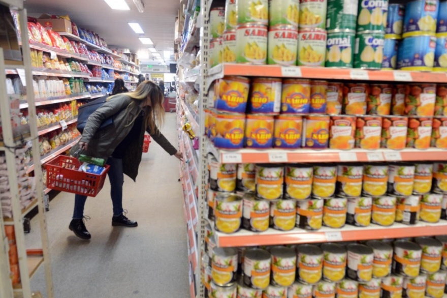 El informe del INDEC precisó que en junio crecieron las ventas a precios constantes en supermercos y shoppings.