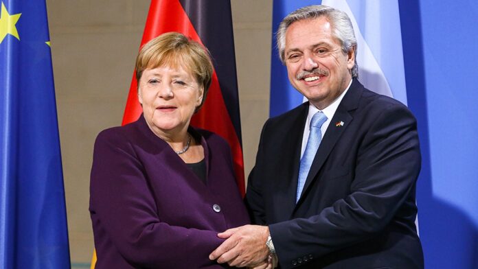 Alberto Fernández recibió el apoyo de Angela Merkel en la renegociación de la deuda con el FMI.
