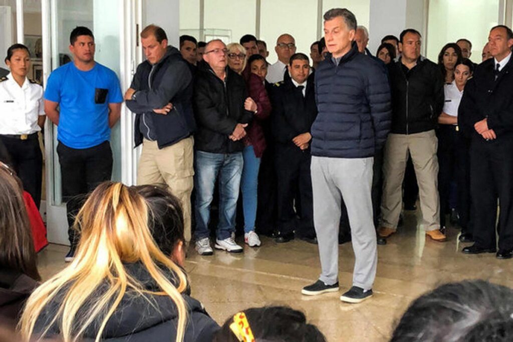 Macri durante su única visita a familiares del ARA San Juan en Mar del Plata. 