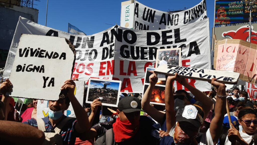 La protesta de las familias de Guernica es en el Puente Pueyrredón