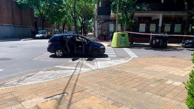 El auto en el que viajaban los chicos por Barracas antes del tiroteo.