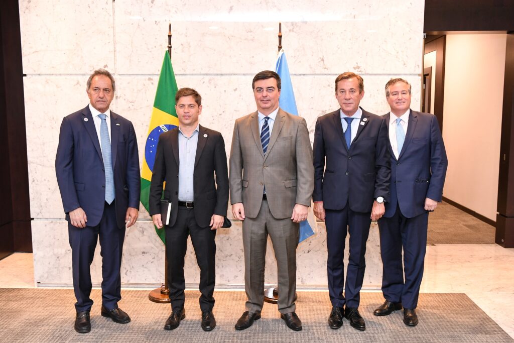 Kicillof y funcionarios en Brasil 