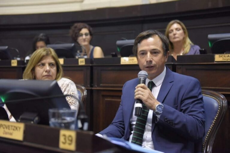El diputado Daniel Lipovetzky fue crítico con el acto en apoyo al presidente Alberto Fernández. 