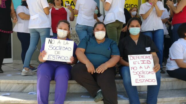 Trabajadores del Instituto Biológico de La Plata protestan contra el proyecto de la Provincia. 