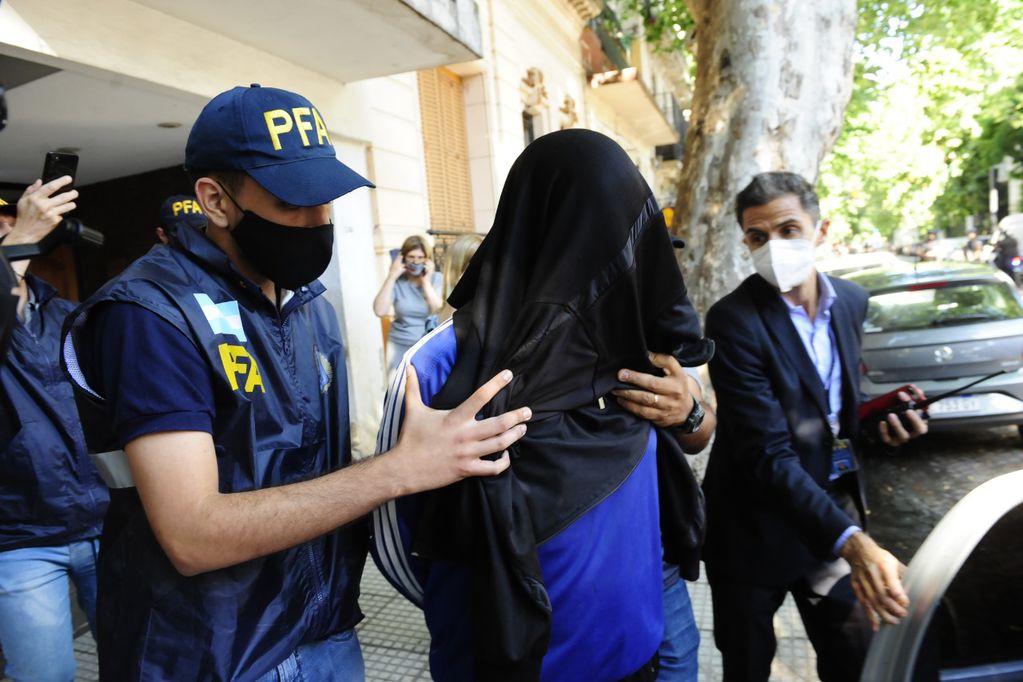 Efectivos de la Policía Federal en el momento de la detención del primer sospechoso por el ataque a Clarín.