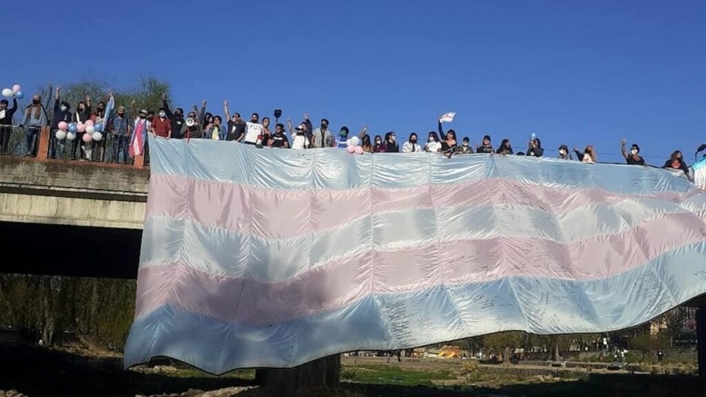El banderazo por la memoria trans viene recorriendo distintas provincias y municipios del país