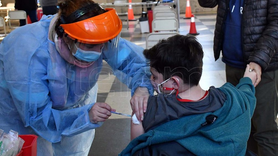 Avanza la vacunación de menores en escuelas de la provincia de Buenos Aires. 