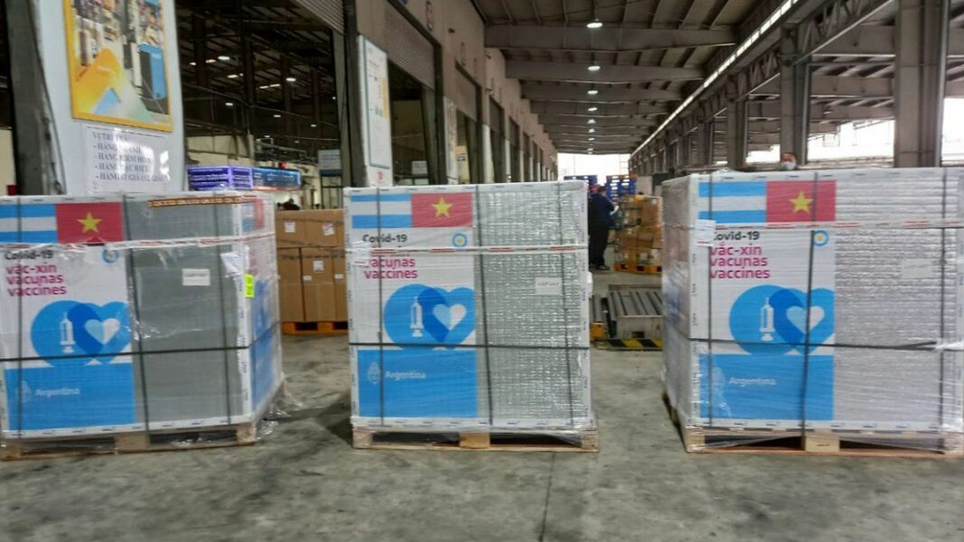 Un cargamento de 500 mil dosis de vacunas Covid Astrazeneca, arribó hoy al aeropuerto internacional de Vietnam donado por el Gobierno argentino.