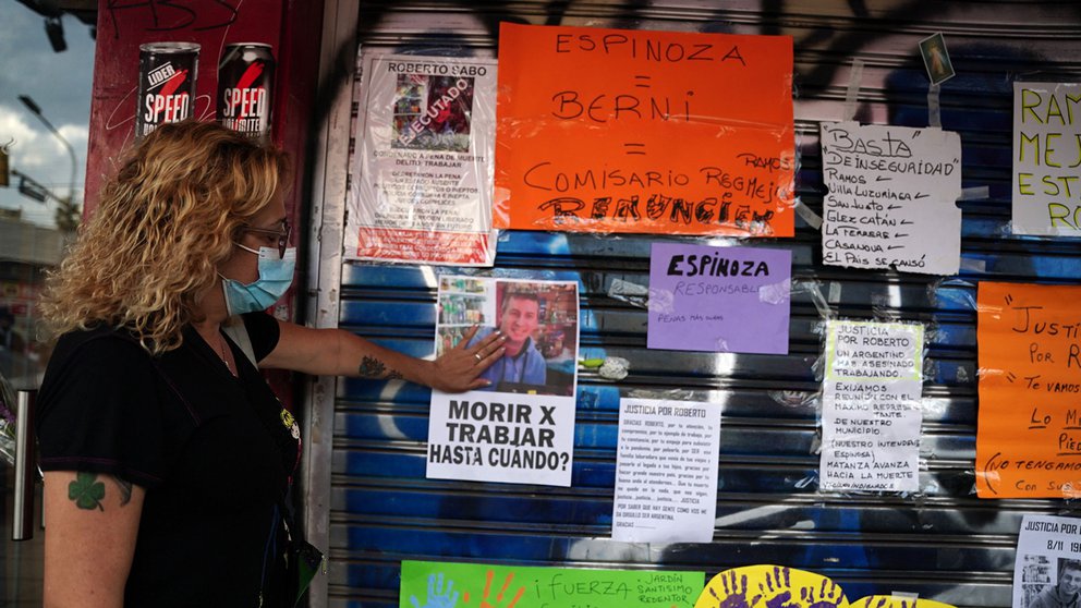 Los carteles con pedidos de justicia en el comercio del kiosquero Ramos Mejía.