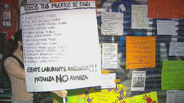 Los carteles de la marcha por el kiosquero de Ramos Mejía. "Todos tus muertos de 2021", reza la pancarta.
