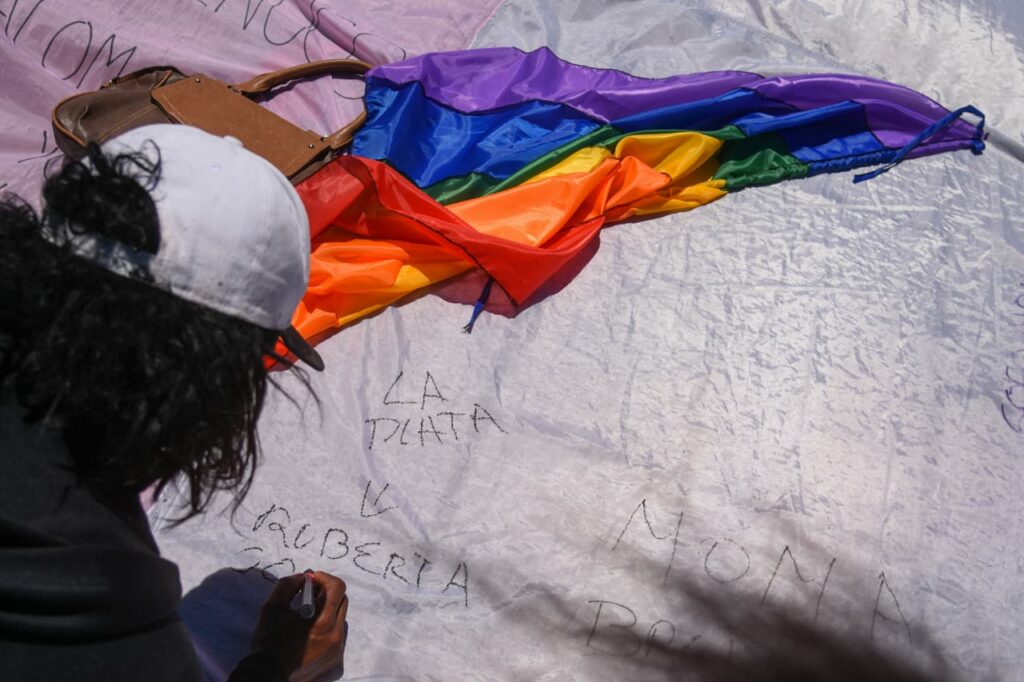 El banderazo por la memoria trans es una iniciativa impulsada por el Archivo de la Memoria Trans Argentina (AMT)