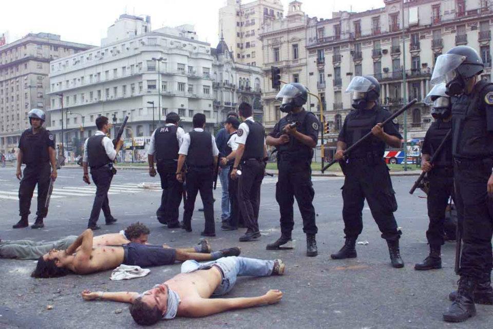 Imagenes de la represión y los muertos 2001. 