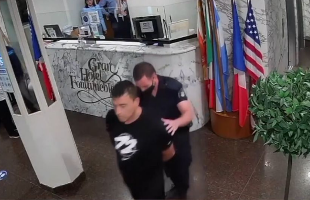 El momento de la detención del muerto en la comisaría de San Clemente. 