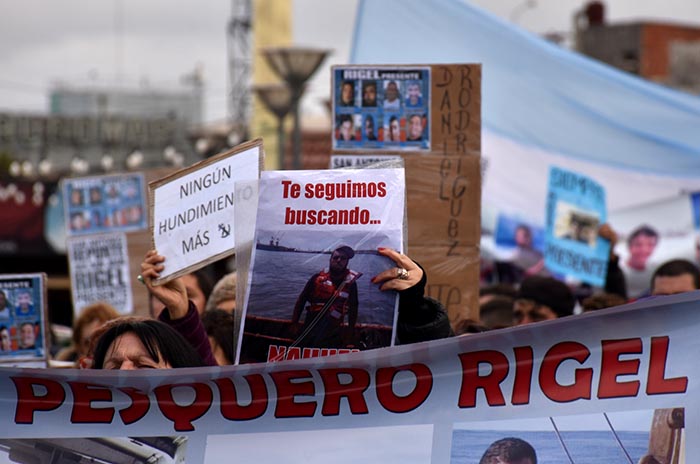 Las familias de los tripulantes fallecidos en el hundimiento del buque pesquero marplatense Rigel en el 2018, le exigen respuestas a Alberto Fernández.