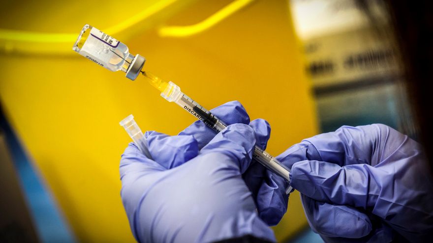Hay varios laboratorios en carrera para lanzar la vacuna contra la nueva variante Covid. 