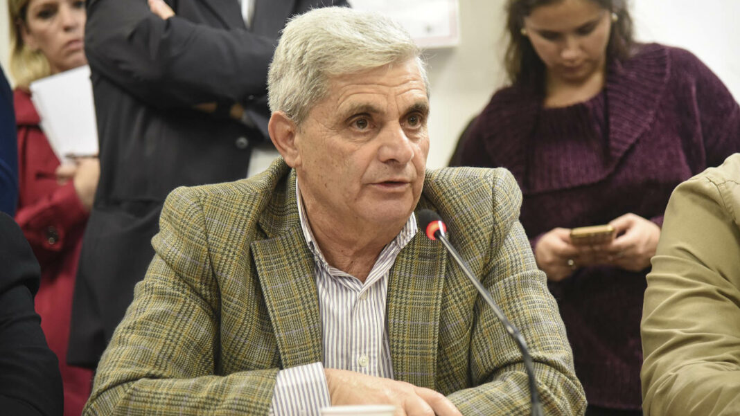 El siempre polémico Víctor Fera defendió la prohibición de comprar viajes al exterior en cuotas y le sugirió al Gobierno restricciones para la importación de autos. 
