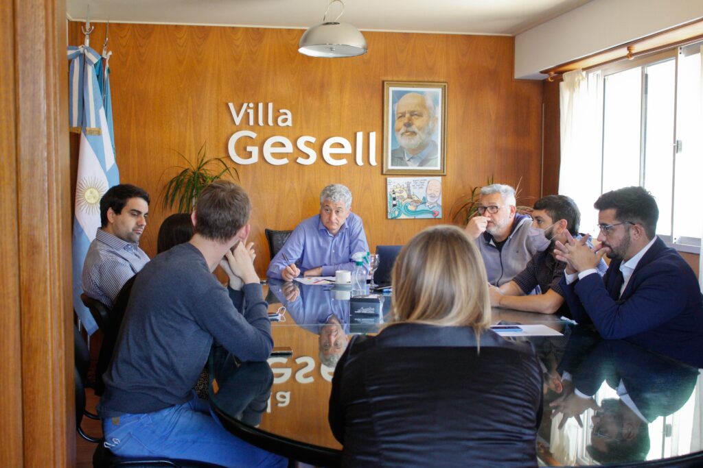 La reunión en Villa Gesell para gestionar la llegada de El Estado en tu Barrio. 