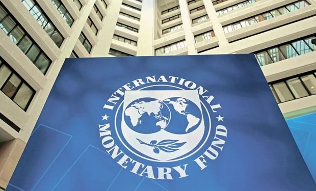 El FMI evaluará hoy la política de sobretasas, un reclamo argentino en medio de las negociaciones por el pago de la deuda.