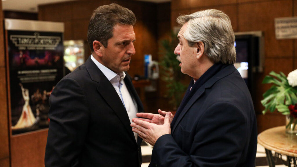 El presidente de la Nación, Alberto Fernández,  junto con el presidente de la Cámara de Diputados, Sergio Massa.