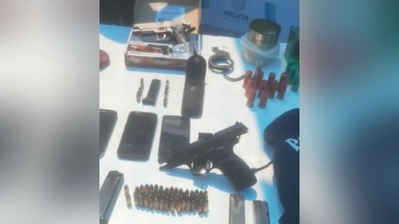  En otro de los operativos en Pilar, secuestraron una pistola Bersa calibre 380, varios teléfonos celulares, una notebook y dos iPad.