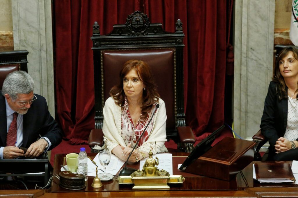 La presidenta de la Cámara de Senadores, Cristina Fernández de Kirchner, tomará juramento a los 24 diputados electos en los comicios del 14 de noviembre.