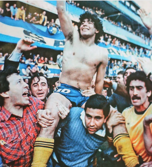 Paredi llevando a Diego Maradona en andas luego del alcanzar el campeonato en 1981
