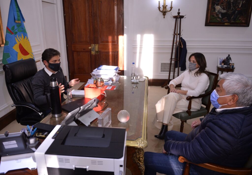 El gobernador Kicillof reunido con Cecilio Salazar y Natalia Sánchez Jáuregui. 