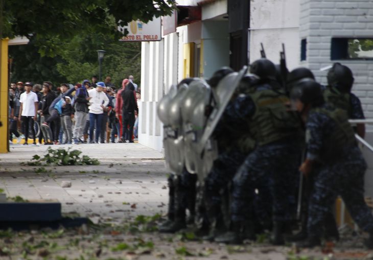 Infantería respondió a los manifestantes por el crimen de Luciano Olivera con balas de goma y gases lacrimógenos. 