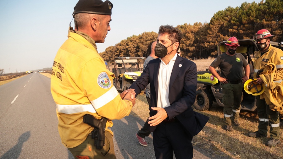 Ola de calor. Axel Kicillof agradeció a los Bomberos y a Defensa Civil que combatieron el incendio en Miramar.
