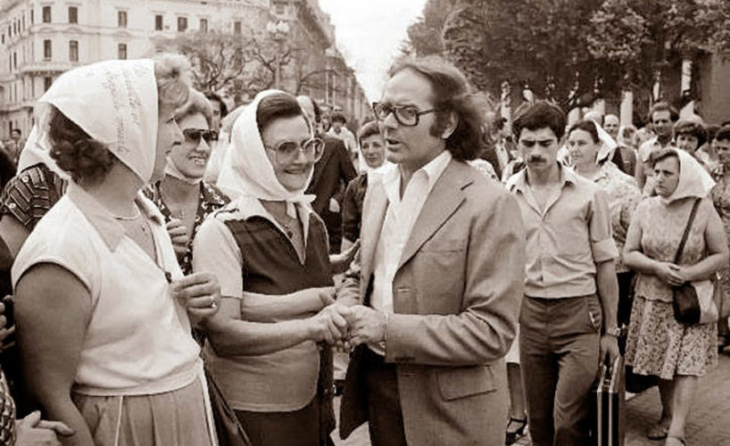 El 13 de octubre de 1980, Adolfo Pérez Esquivel fue distinguido como Premio Nobel de la Paz por su lucha por los derechos humanos durante la dictadura cívico-militar argentina.