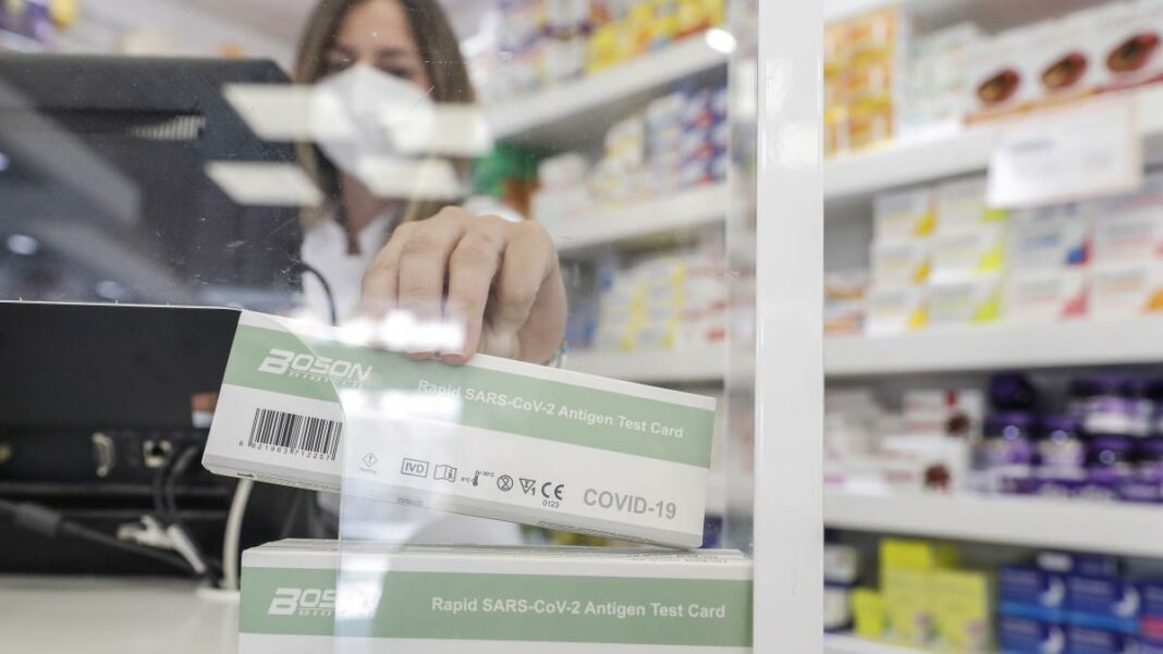 El Gobierno nacional estableció que los usuarios deberán reportar a las farmacias el resultado de los autotest Covid y éstas informarlo al Sistema Nacional de Vigilancia de la Salud.
