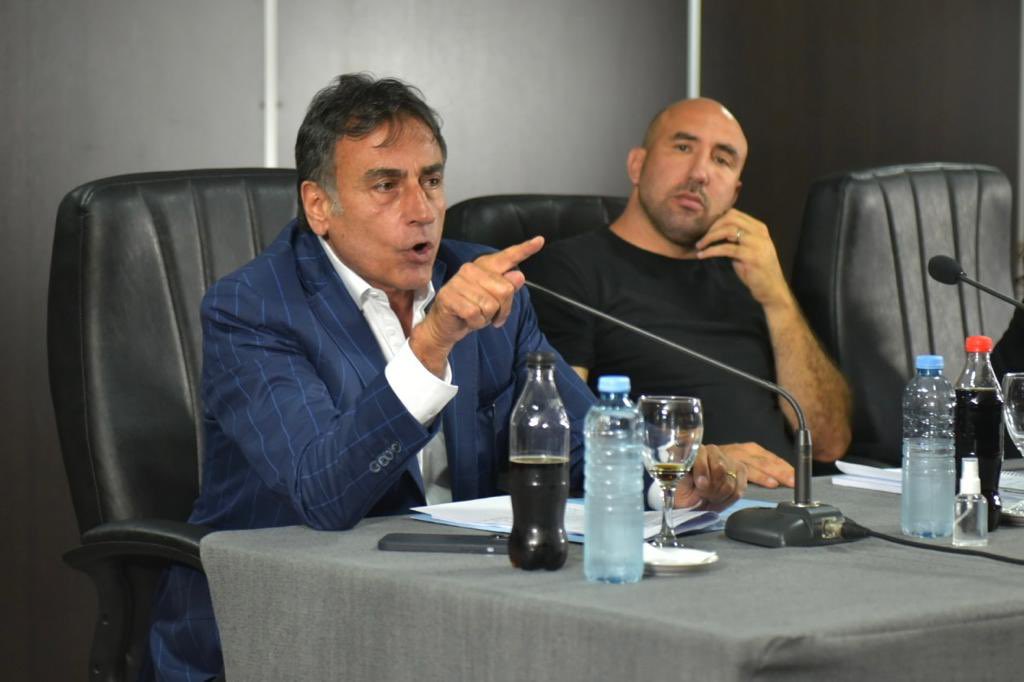 El diputado Rubén Eslaiman durante la presentación del pedido de juicio político contra Julio Conte Grand.