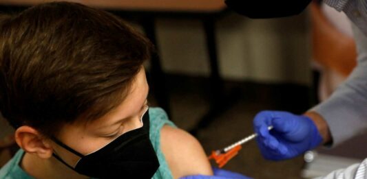Luego que el laboratorio estadounidense presentara la documentación correspondiente, la Anmat dio el visto bueno para que se use la vacuna Pfizer en menores.