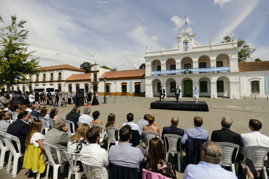 Los ministros del Gabinete de Axel Kicillof ocuparon las primeras filas del escenario montado en Luján y en las redes sociales volcaron sus deseos, posturas y promesas por el 202° aniversario de la provincia de Buenos Aires.
