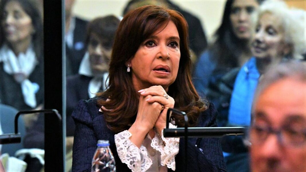 El planteo de Cristina Kirchner fue para que la Cámara de Casación deje sin efecto el fallo que revocó el procesamiento por asociación ilícita al extitular de la AFI Gustavo Arribas, entre otros.