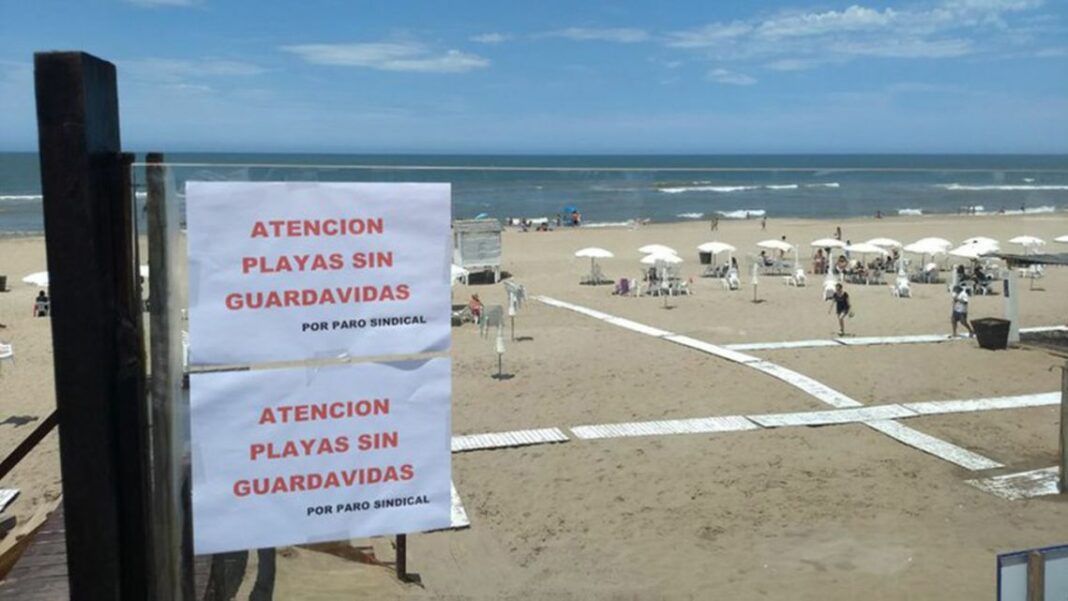 Los guardavidas de Pinamar irán al paro desde el próximo viernes 25 de febrero. Los trabajadores denuncian un “recorte ilegal” de la cobertura mínima en las playas.