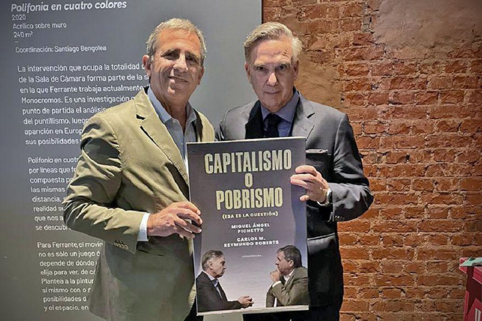 Miguel Ángel Pichetto en la presentación del libro "capitalismo o pobrismo" junto al periodista Carlos Reymundo Roberts.