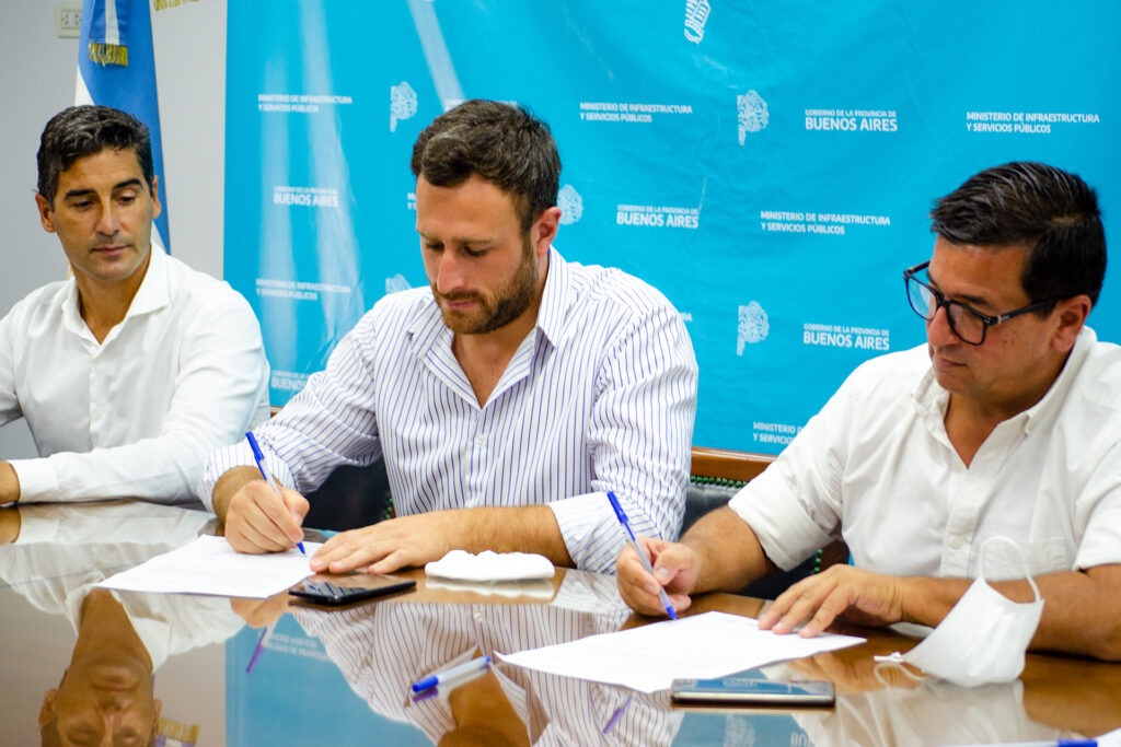 El intendente de 25 de Mayo, Hernán Ralinqueo, y de Pellegrini, Guillermo Pacheco, junto al administrador de Vialidad.