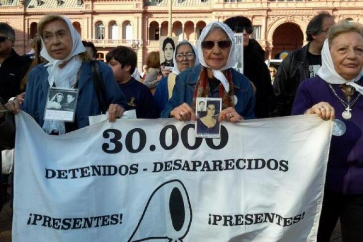 Abuelas y Madres de Plaza de Mayo marchan por los desaparecidos del golpe de Estado que inició el 24 de marzo de 1976.