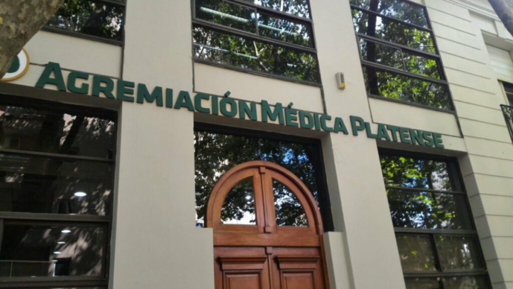 La Agremiación Médica Platense (AMP) pide una recomposición salarial acorde a los incrementos de los estatales bonaerenses. 