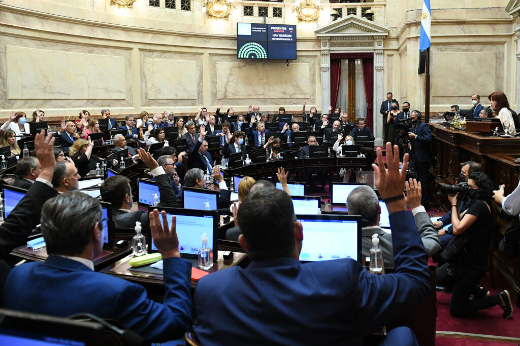 El acuerdo con el FMI obtuvo 56 votos a favor, 13 rechazos y 3 abstenciones. 
