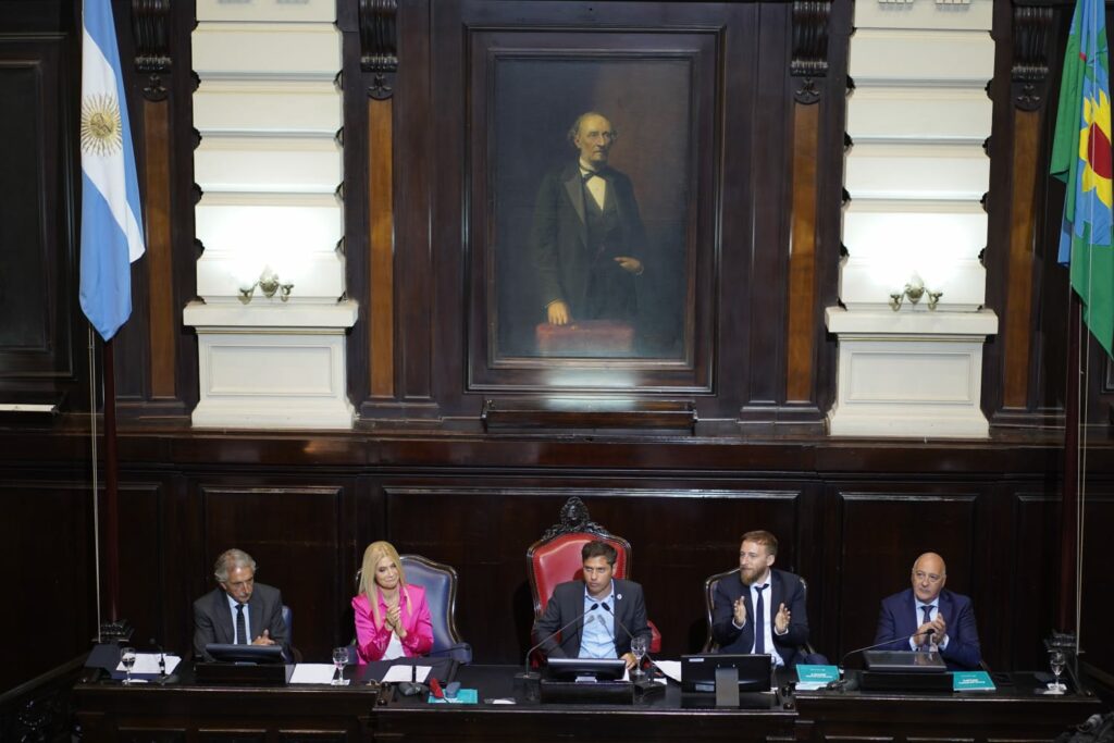 Asamblea Legislativa. Kicillof junto a las autoridades de Diputados y Senadores. 