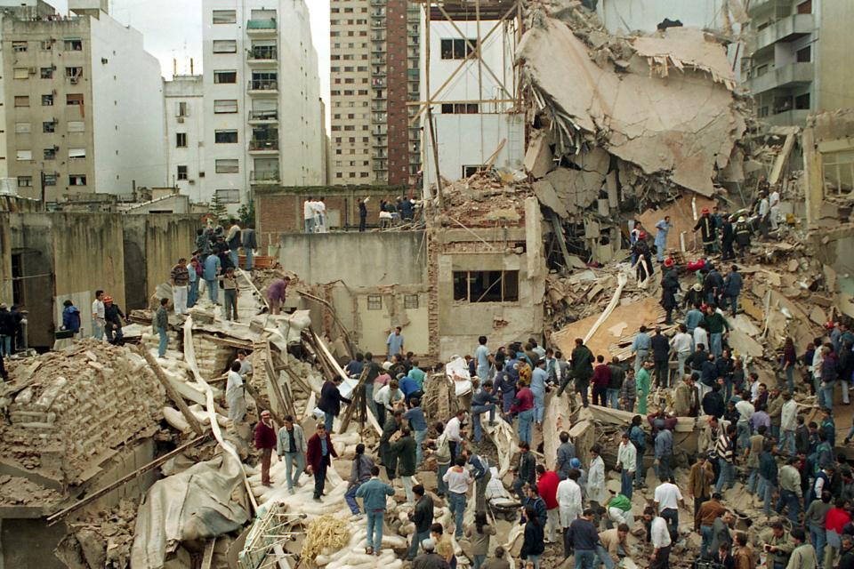En el atentado a la embajada de Israel en 1992, 29 personas y hubo más de 240 heridos. 