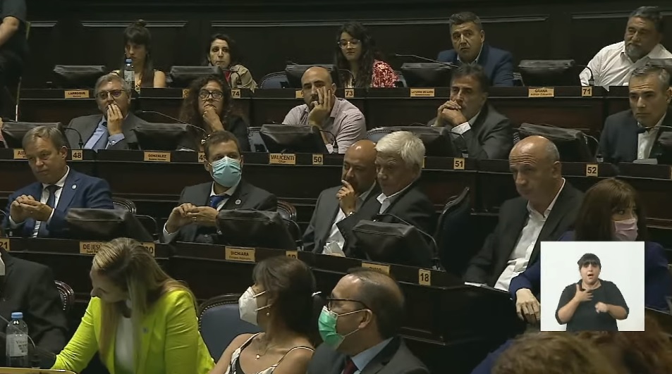 Asamblea Legislativa. Las bancadas oficialistas escuchan el discurso de Kicillof. 