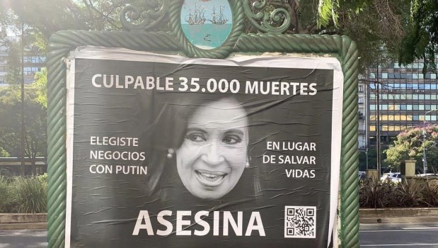 Los carteles que aparecieron hoy en la Ciudad de Buenos Aires, difamando a la vicepresidenta. 