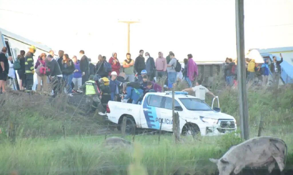 La evacuación de los pasajeros del tren que descarriló en Olavarría.