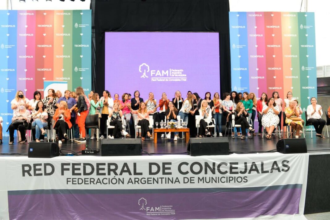 El presidente será parte del Encuentro Federal de Concejalas e Intendentas de la FAM. Ayer la Federación reunió a 800 mujeres en Tecnópolis.
