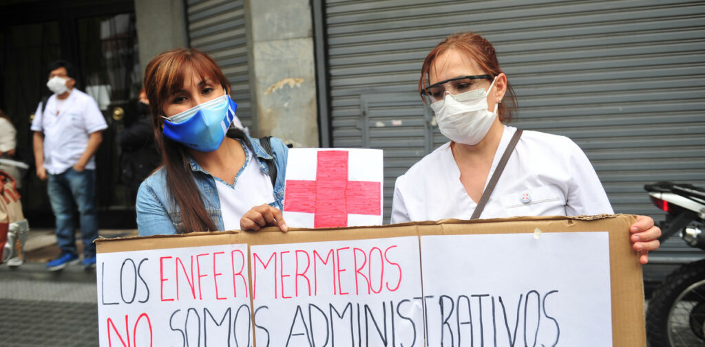 Enfermeros paran por 24 horas contra los "salarios de miseria" de Larreta. 